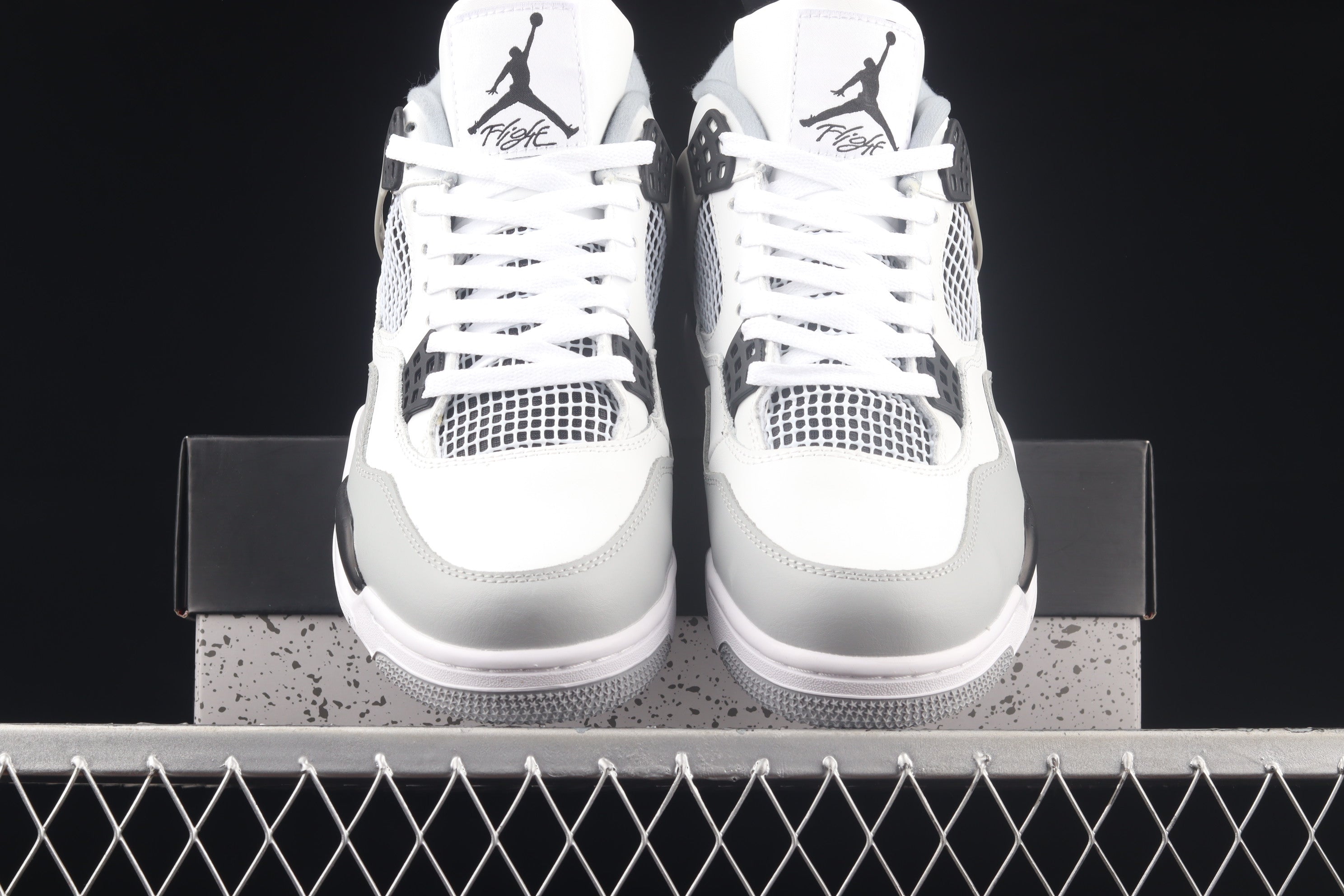 J 4 " LightSmokeGrey "