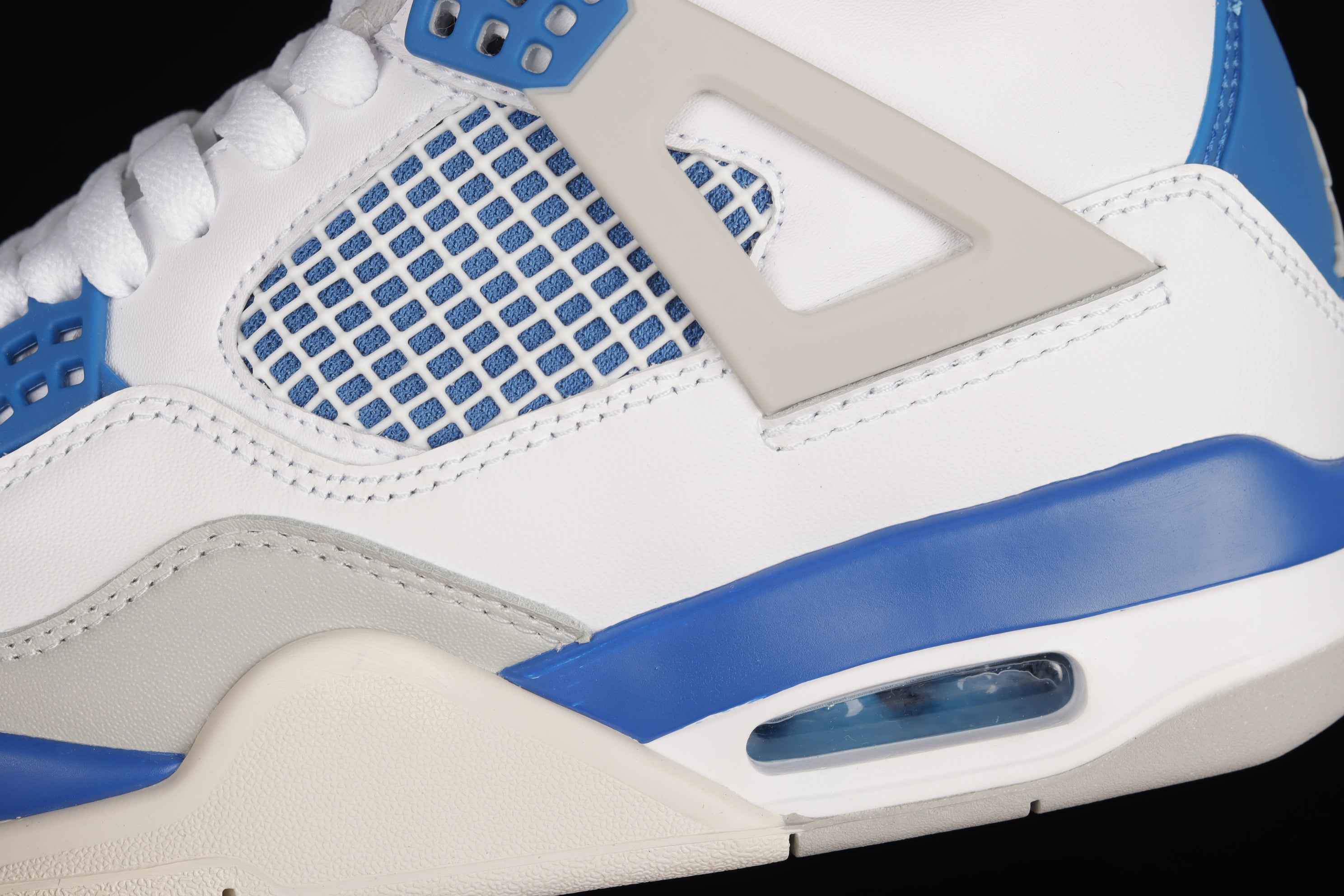 Jordan 4 Retro “Military Blue” (2024)