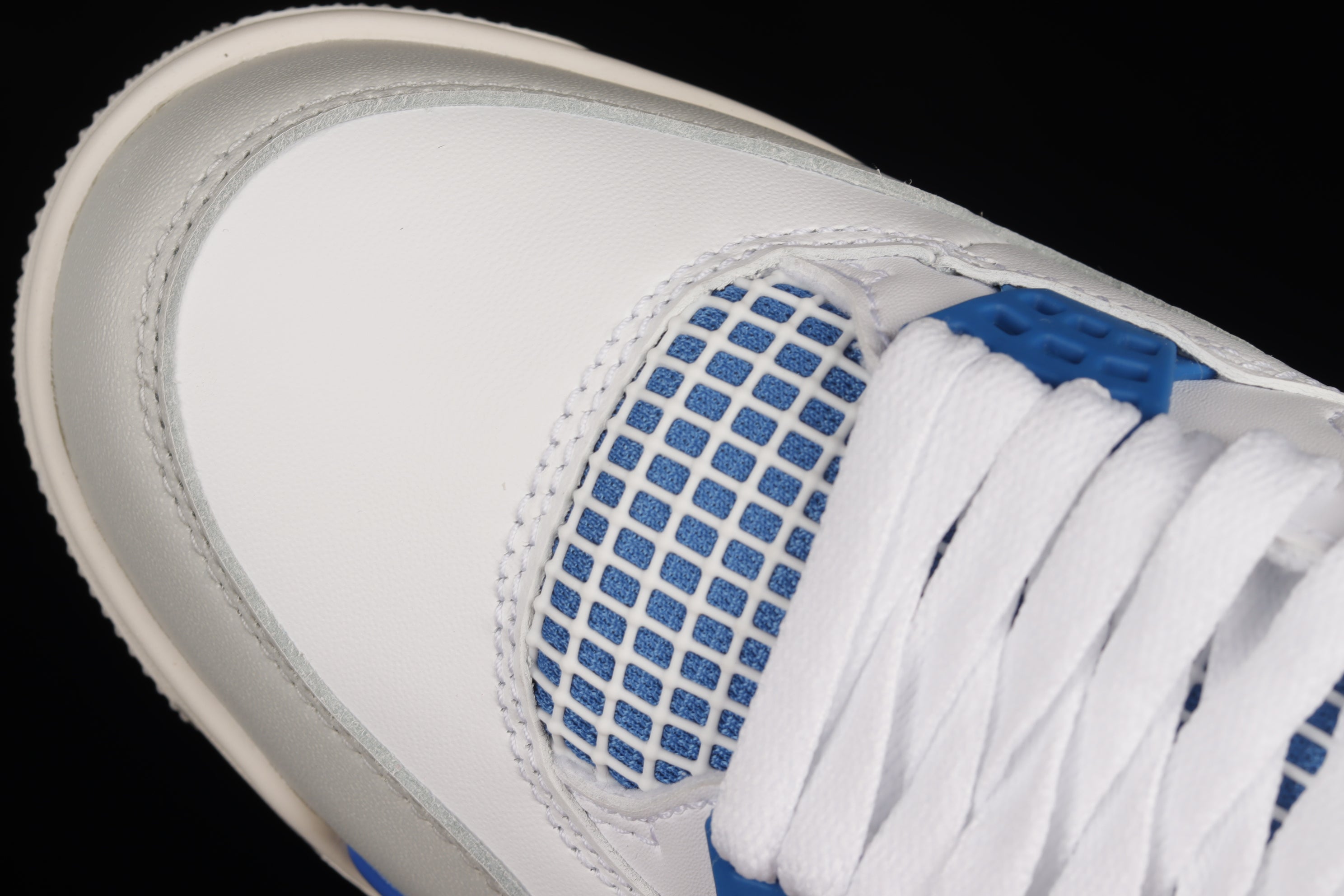 Jordan 4 Retro “Military Blue” (2024)