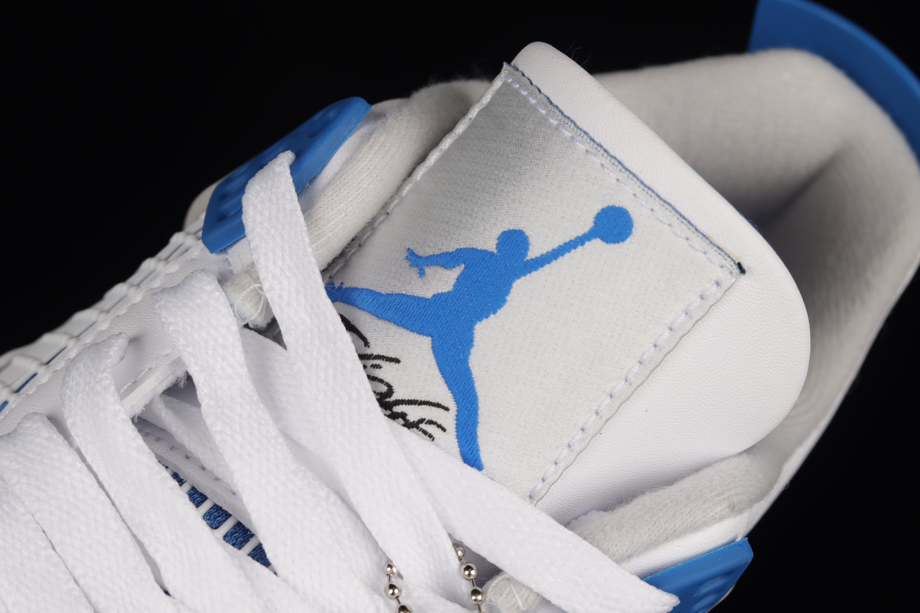 Jordan 4 Retro “Military Blue” (2024)
