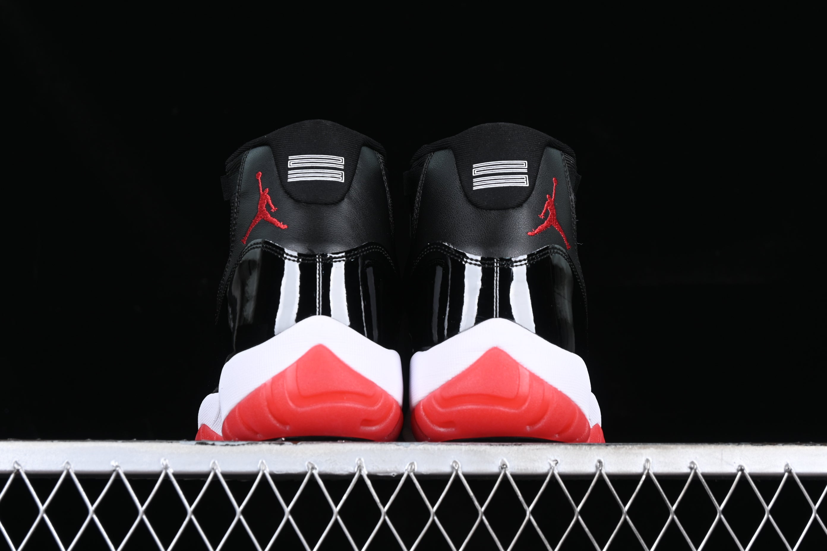 Jordan 11 Retro Play Black e Red (2019)