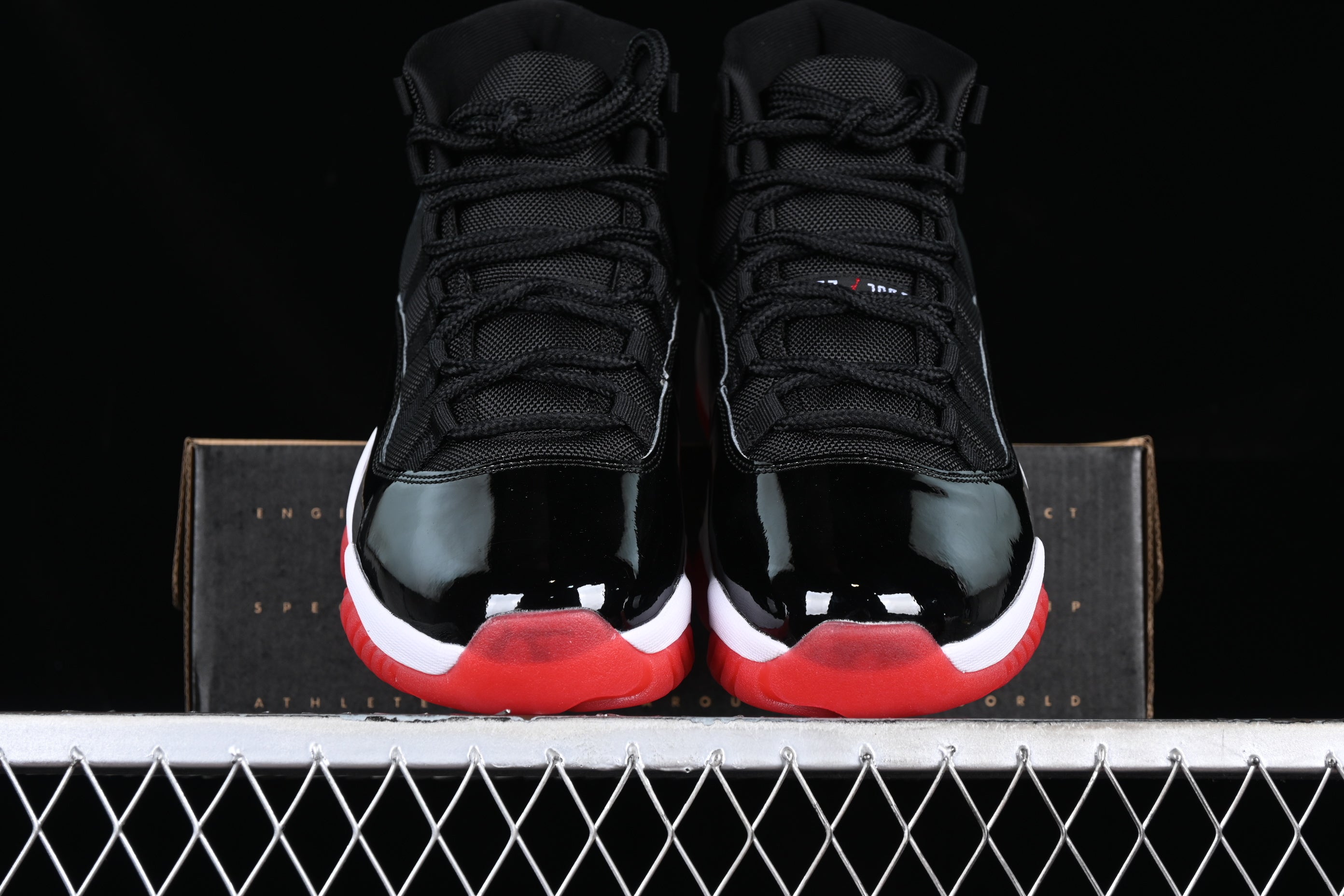 Jordan 11 Retro Play Black e Red (2019)