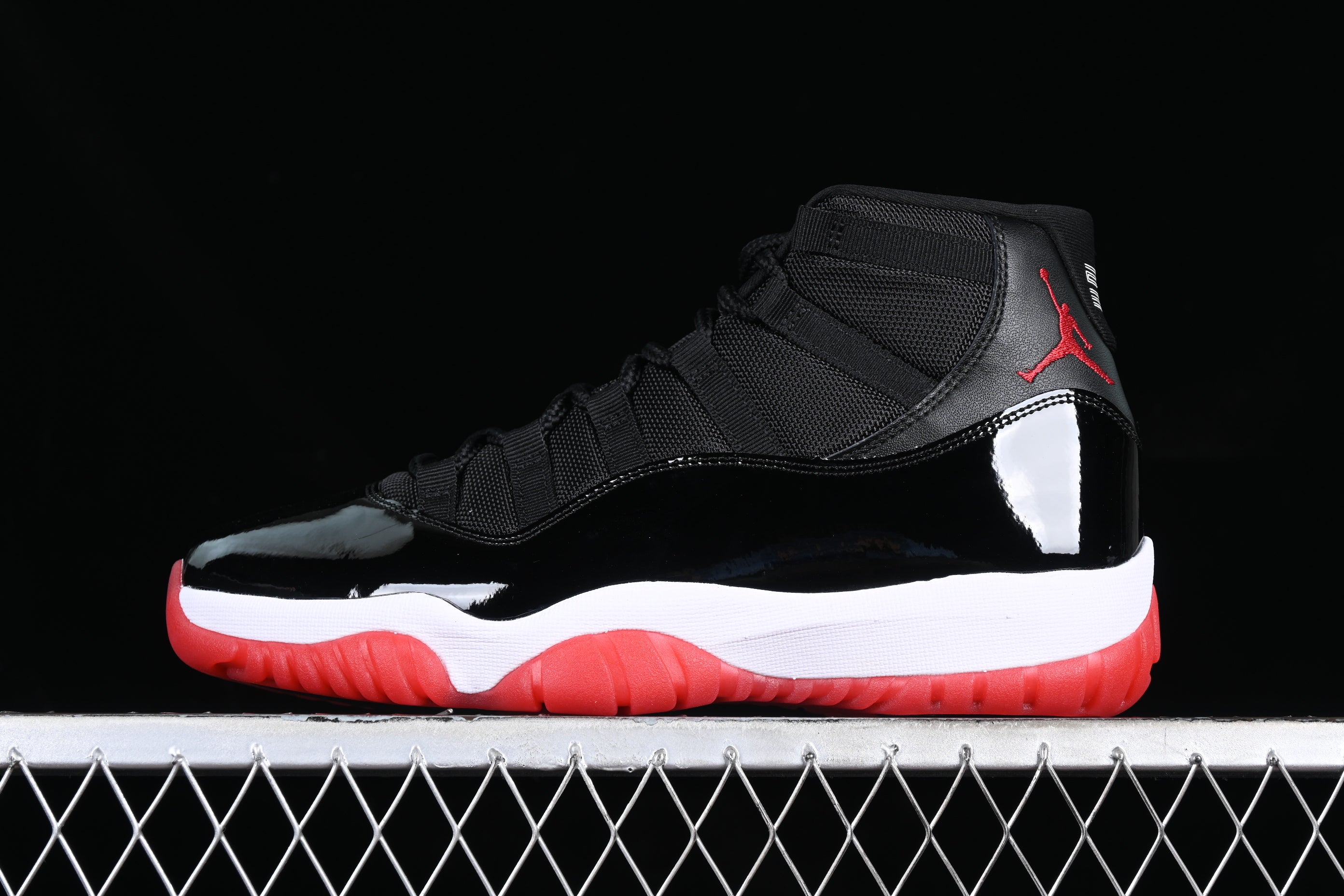 Jordan 11 Retro Play Black e Red (2019)