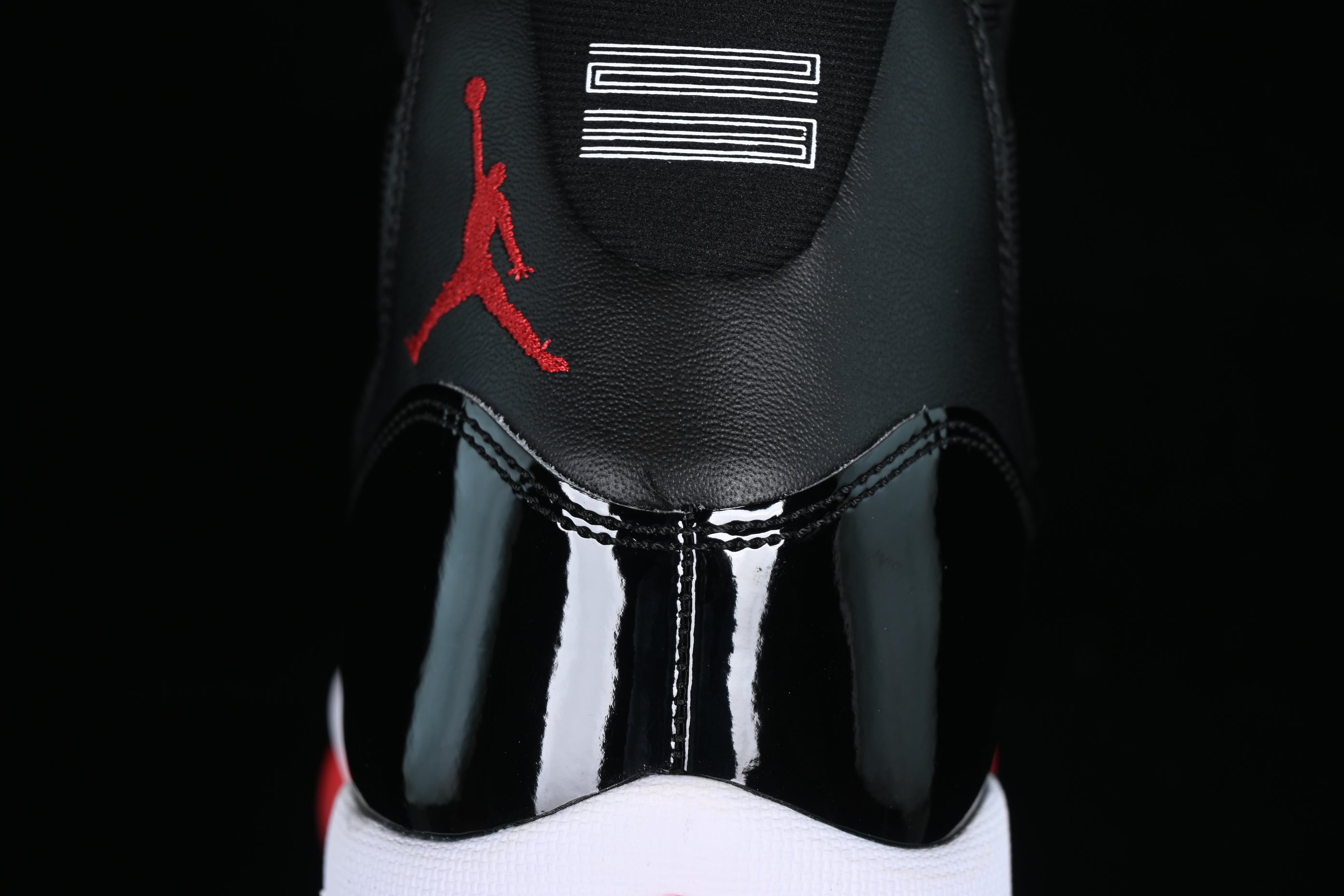 Jordan 11 Retro Play Black e Red (2019)