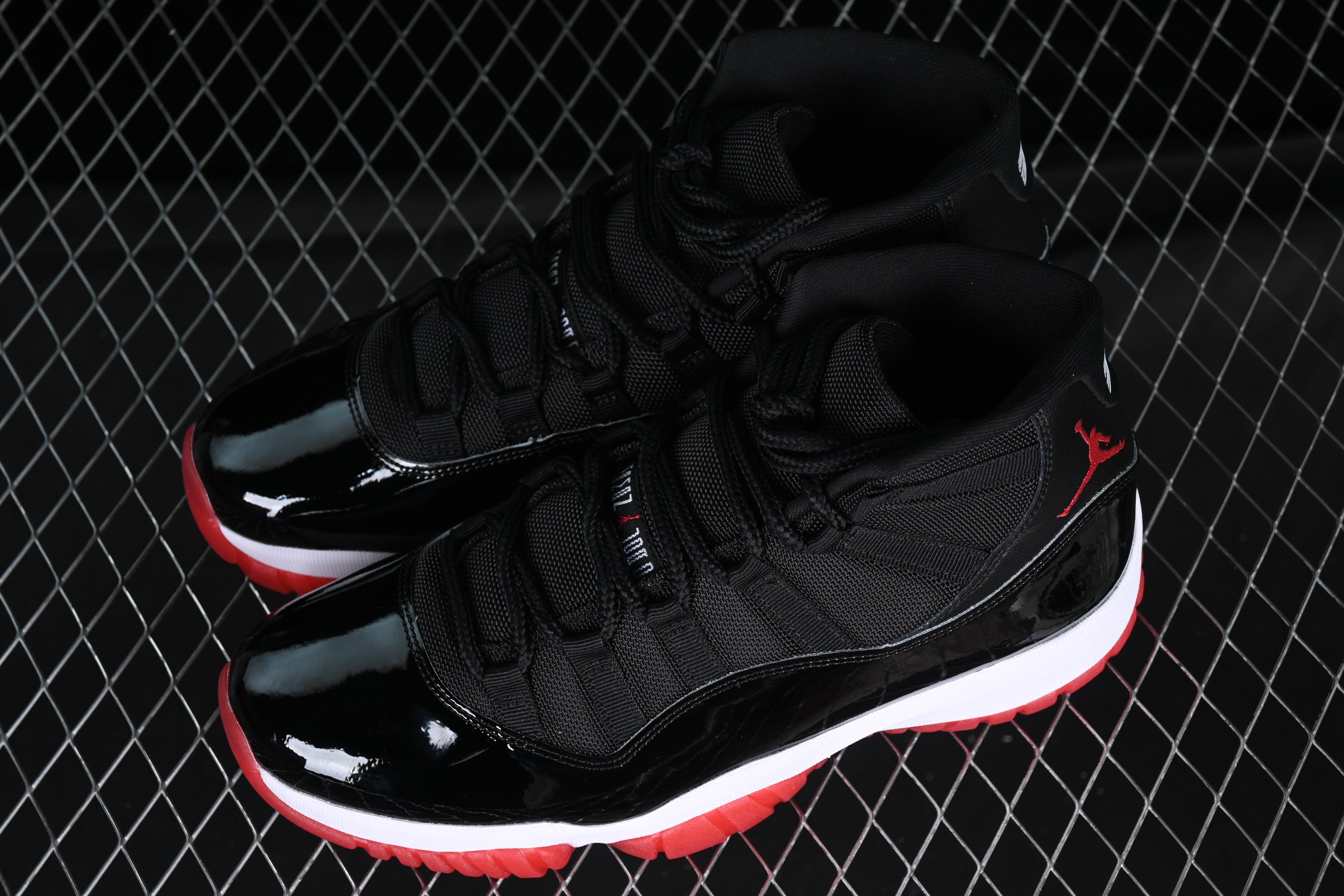 Jordan 11 Retro Play Black e Red (2019)